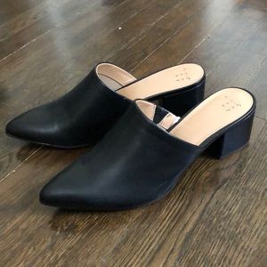Black pointed toe mule